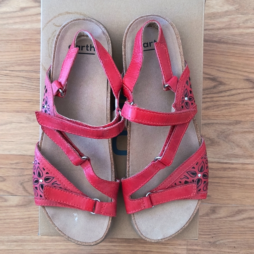 EARTH like new Sandals